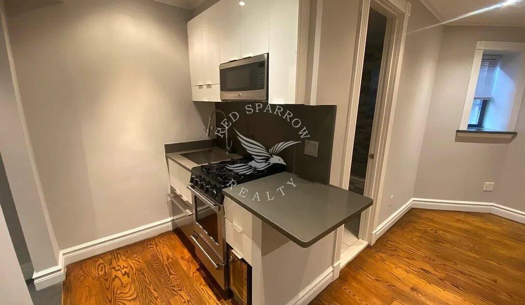 Gorgeous recently renovated 2 bedroom with a large private Garden in Kips Bay