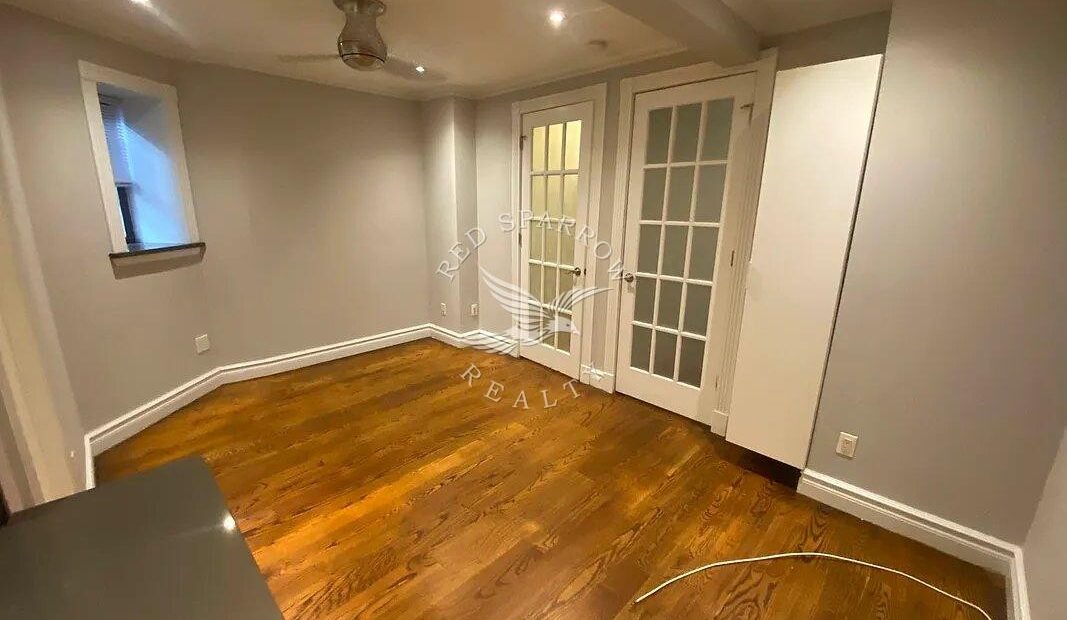 Gorgeous recently renovated 2 bedroom with a large private Garden in Kips Bay
