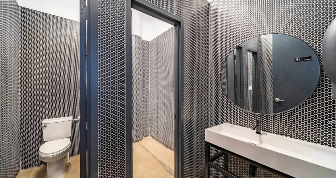 Bright Skylight Flex Space for Lease in Bushwick – Prime Location, Only $600/Month