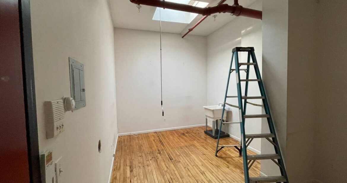 Bright Skylight Flex Space for Lease in Bushwick – Prime Location, Only $600/Month