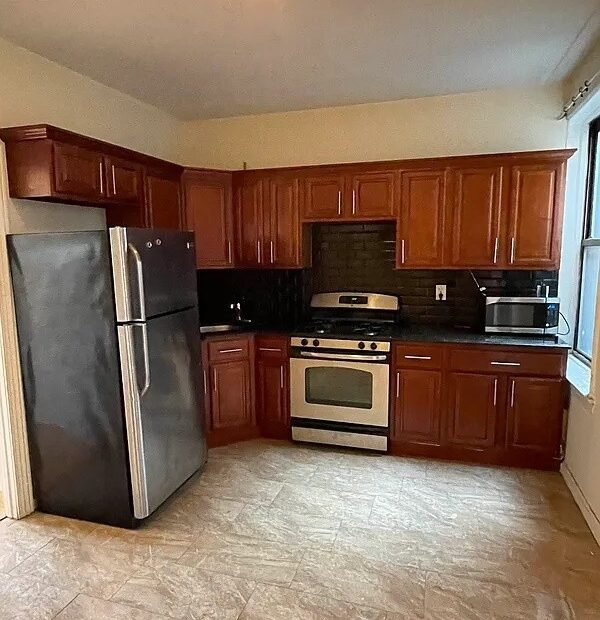 Renovated 2BR w/ Open Kitchen, Modern Finishes | Steps to 2 & 5 Trains, PLG