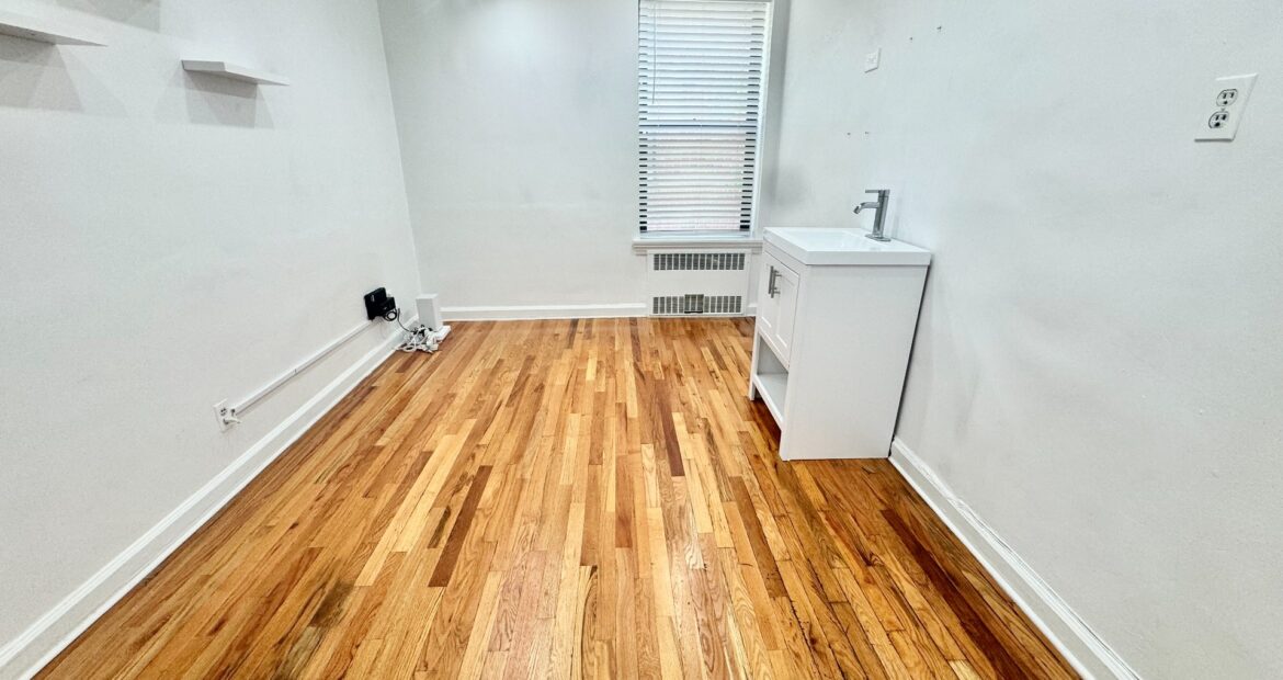 Bright Ground-Floor Retail/Office Space in Astoria Near Mount Sinai Hospital