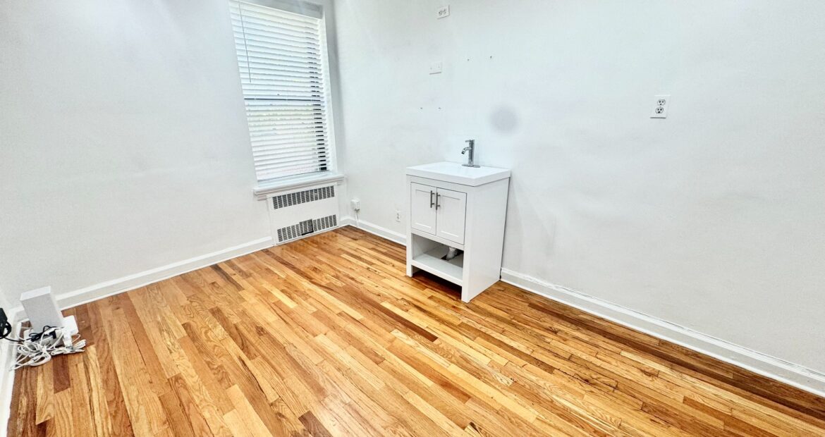 Bright Ground-Floor Retail/Office Space in Astoria Near Mount Sinai Hospital