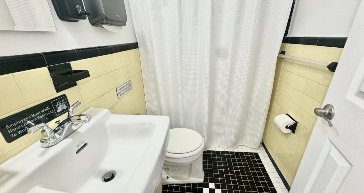 Bright Ground-Floor Retail/Office Space in Astoria Near Mount Sinai Hospital