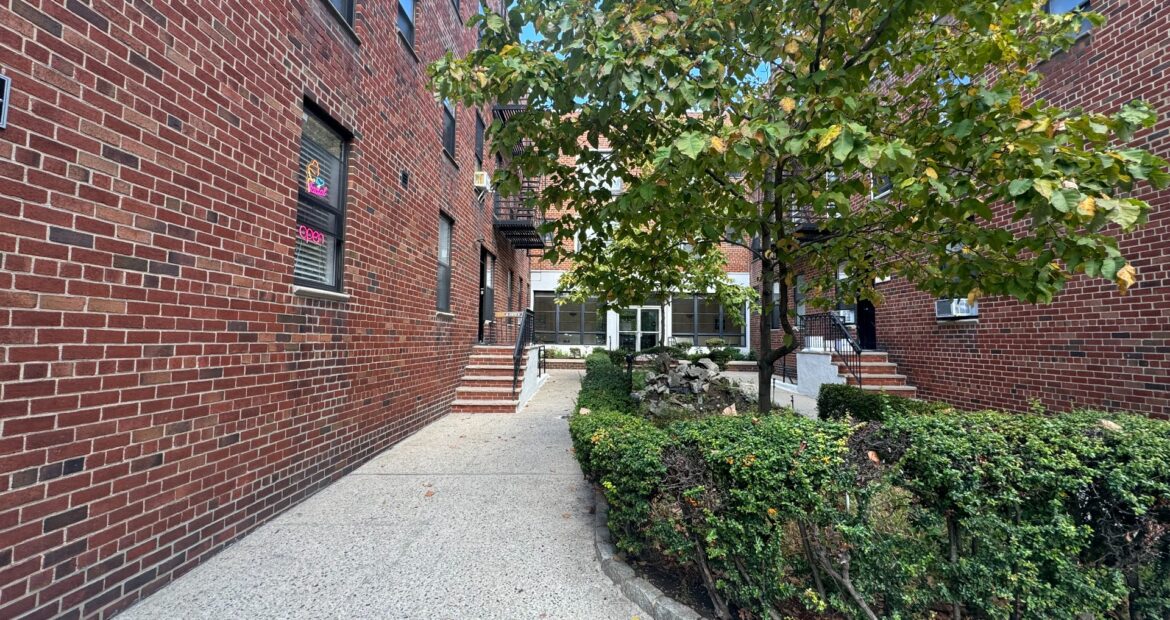 Bright Ground-Floor Retail/Office Space in Astoria Near Mount Sinai Hospital