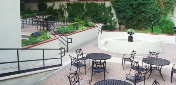 Furnished Corporate Studio w/ Doorman & Courtyard – Upper East Side Prime Location Available Now!!